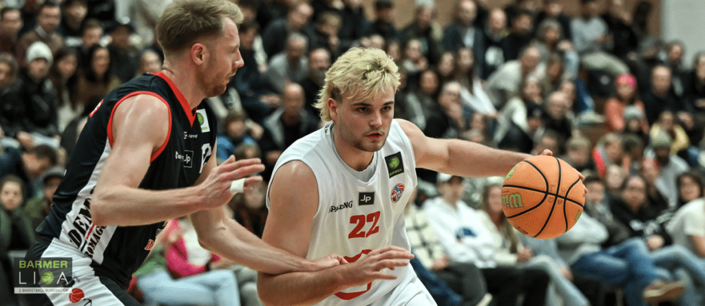 Basketballspiel der RheinStars Köln: Spieler Nummer 22 dribbelt Ball, wird von Gegenspieler in schwarzem Trikot verteidigt.