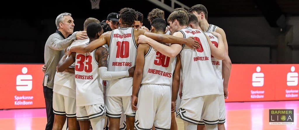 Die RheinStars Köln bilden einen Teamkreis während eines Spiels in der Halle.