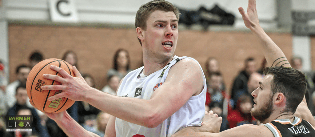 Basketballspieler der RheinStars Köln mit Ball in Spielsituation.