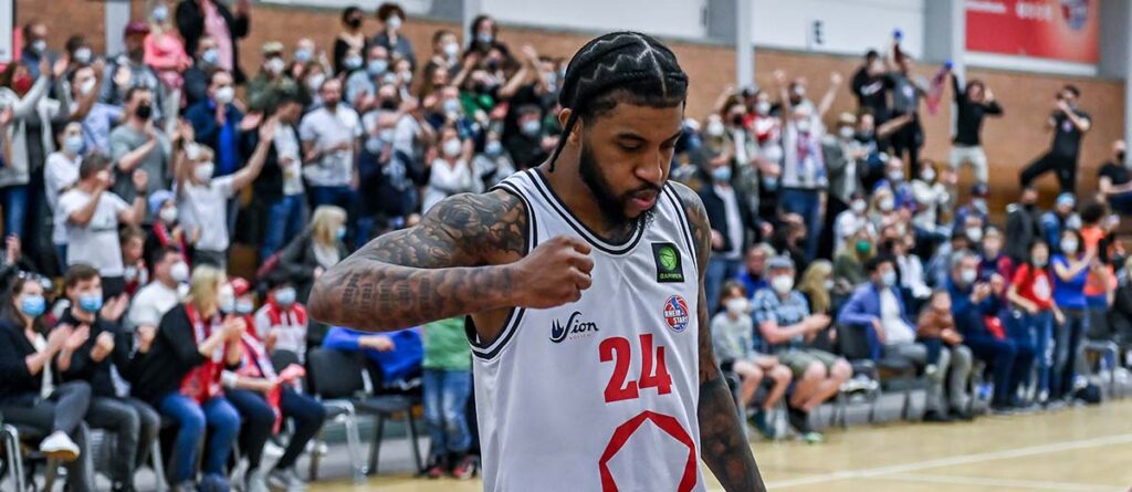 Basketballspieler der RheinStars Köln mit Nummer 24 während eines Heimspiels vor Publikum.