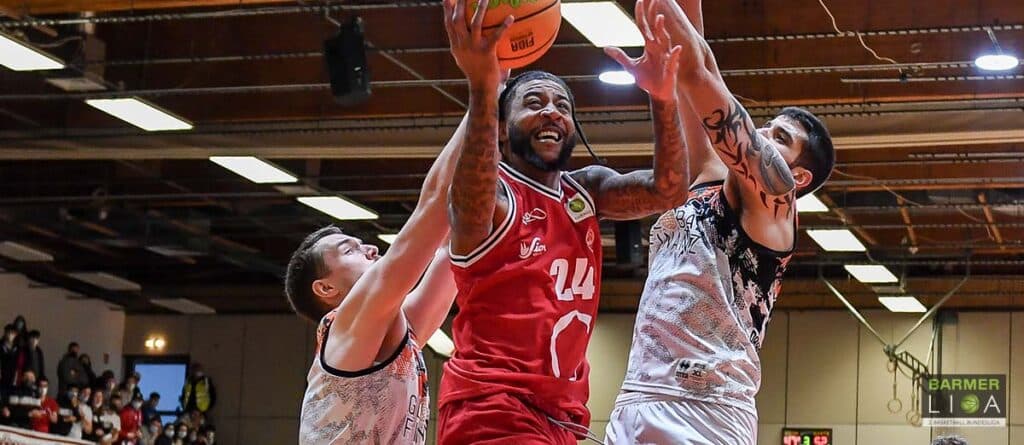 Basketballspieler der RheinStars Köln beim Sprungwurf gegen Gegenspieler.
