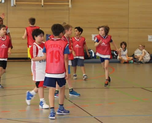 Kinder der RheinStars Köln spielen in einer Sporthalle.