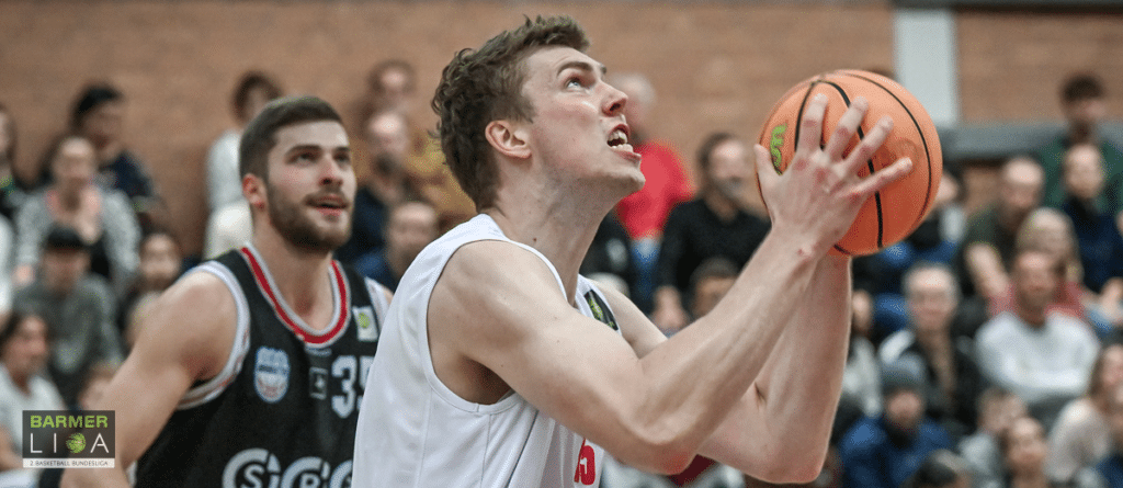 Basketballspieler der RheinStars Köln in weißem Trikot beim Freiwurf.