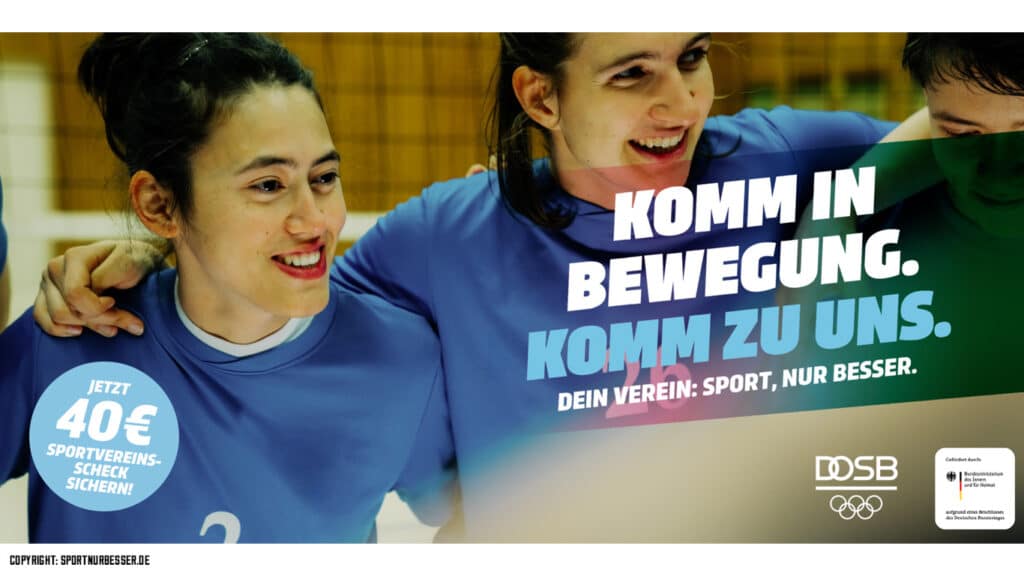 Zwei Sportlerinnen in blauen Trainingsshirts lachen zusammen; Werbung für Sportvereinsbeitritt mit 40€-Angebot und DOSB-Logo.