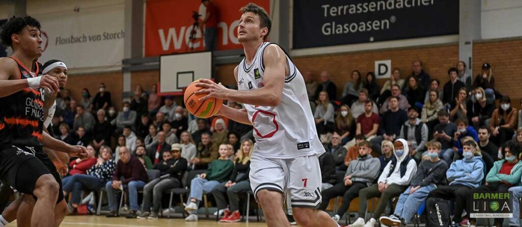 Basketballspieler der RheinStars Köln mit Ball während Heimspiel in Sporthalle.