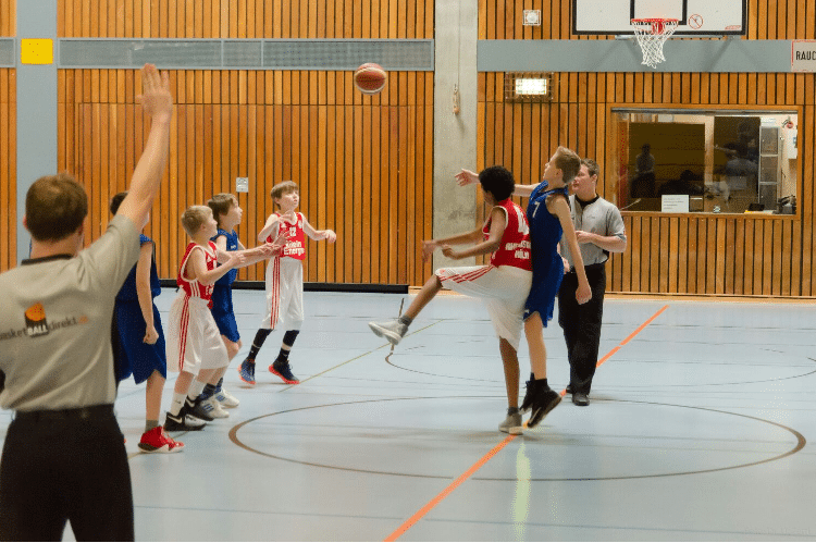 Basketballtraining der RheinStars Köln in einer Sporthalle mit Kindern und Trainern.