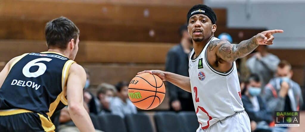 Basketballspieler der RheinStars Köln zeigt Spielzug mit Ball gegen Gegner Nummer 6.