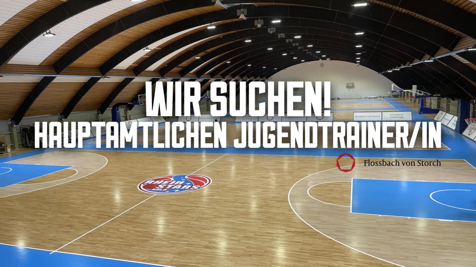 Sporthalle mit Basketballfeld der RheinStars Köln, Rekrutierungsanzeige für Jugendtrainer.