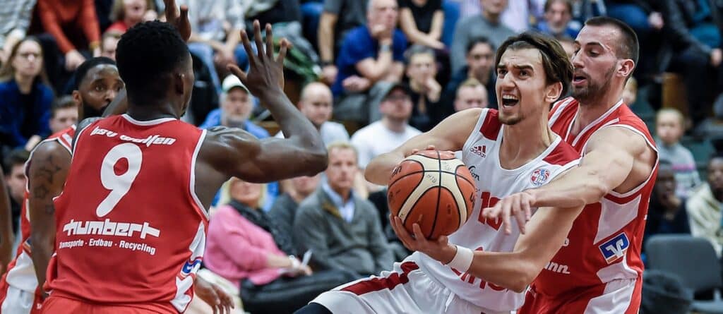 Basketballspieler der RheinStars Köln in Aktion während eines Heimspiels.